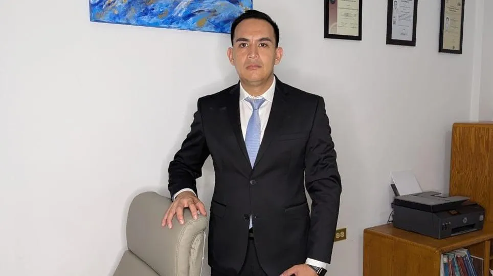 <p class="MsoNormal" style="text-align: justify;"><b><span class="text-accent" style="color: rgb(212, 175, 55);">Falso que se necesite maestría en derecho familiar para
litigar asuntos de derechos de niños.</span><span class="text-accent" style="color: r